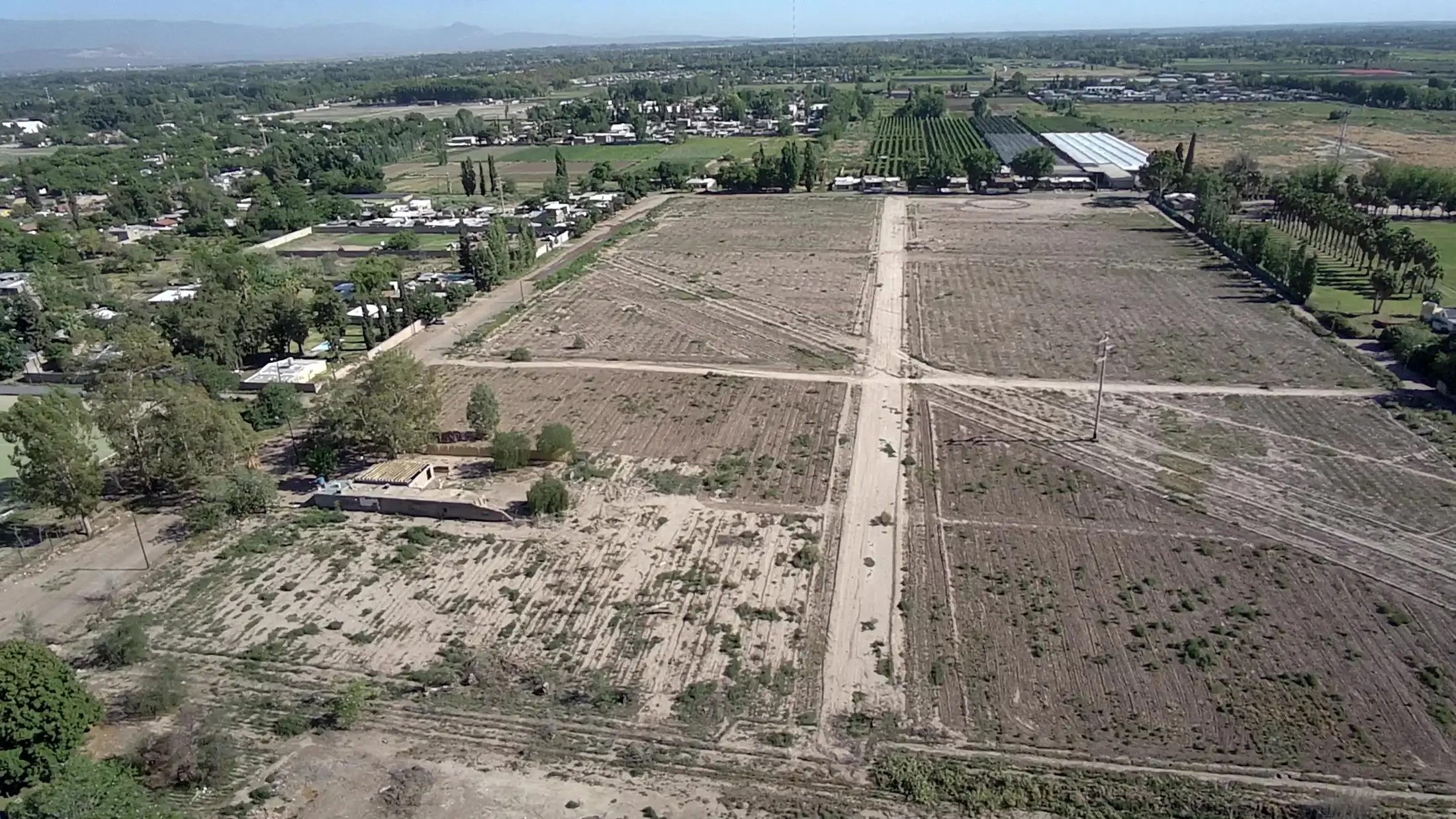Vista aérea de un loteo con las calles trazadas